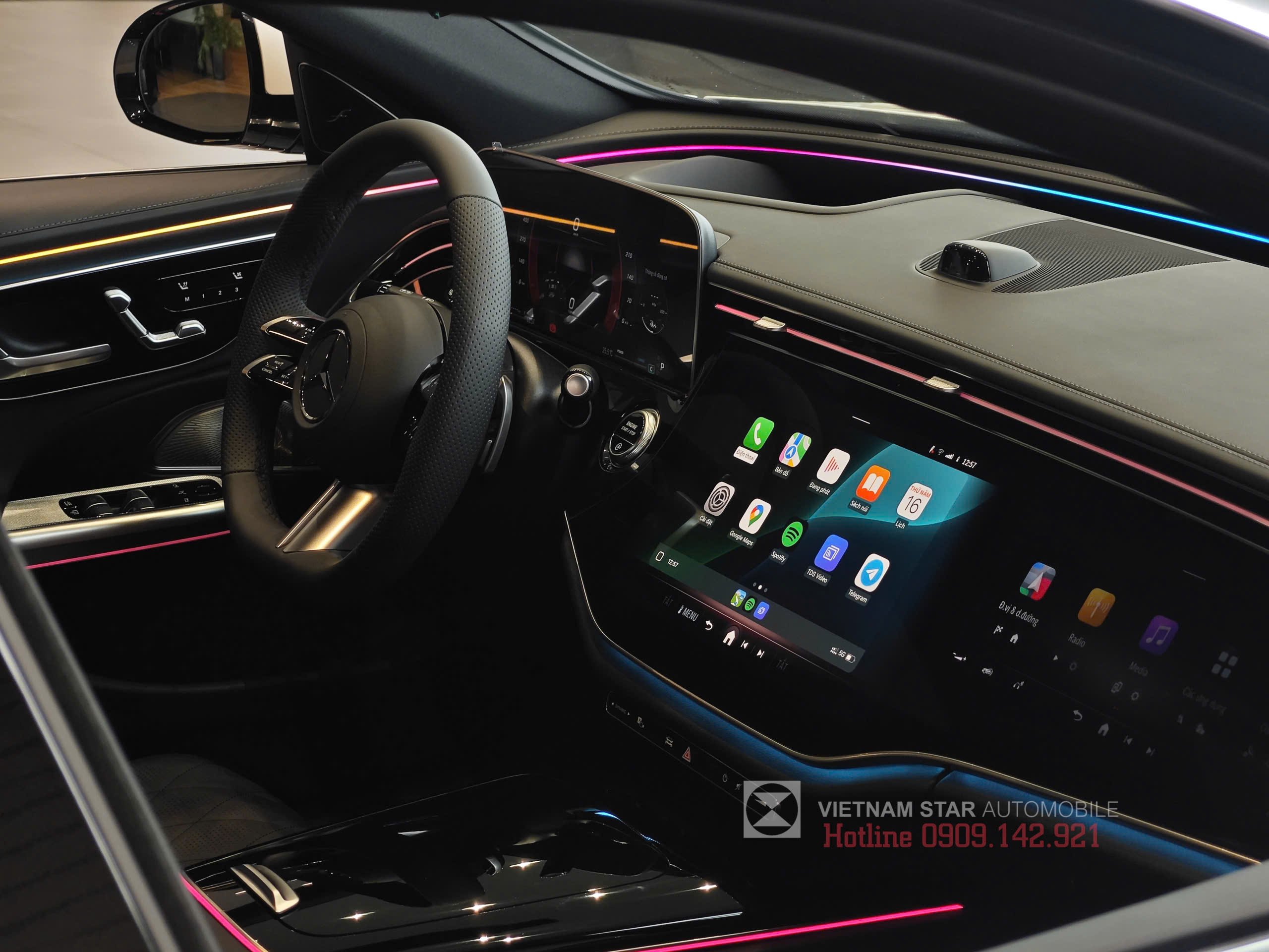 mercedes e300 2025 nội thất với đèn viền 64 màu active ambient lighting