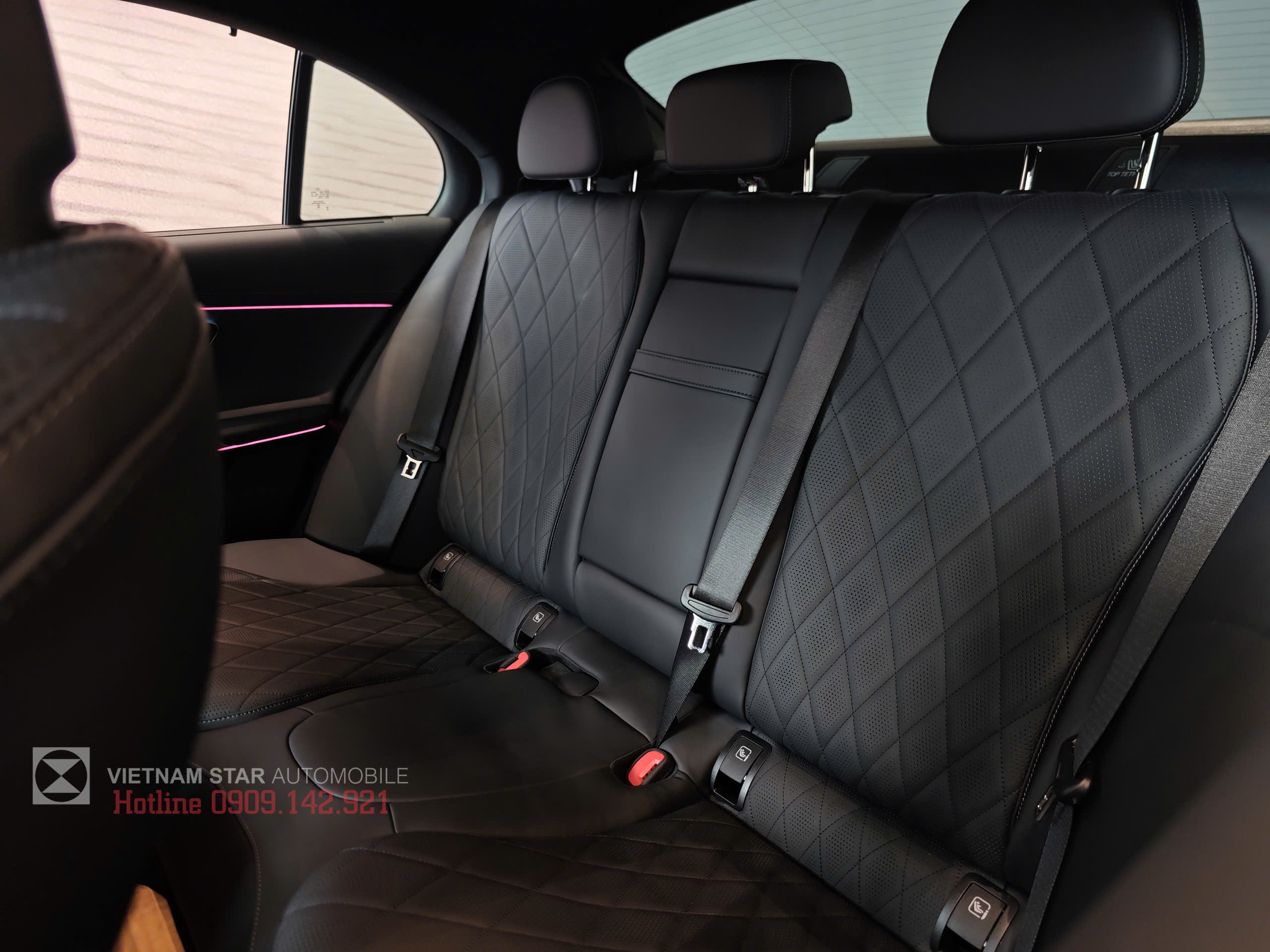 hàng ghế sau mercedes e300 all new 2025 không gian rộng rãi và điều hòa độc lập