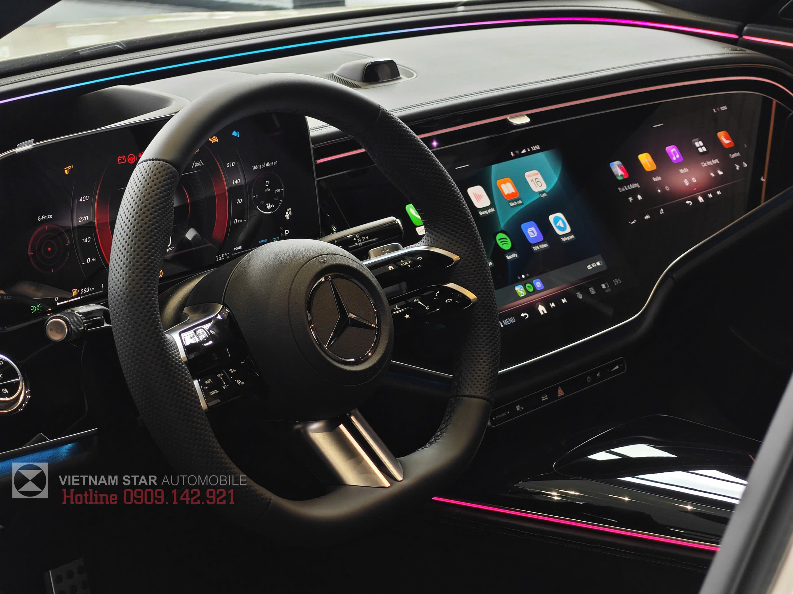 vô lăng thể thao đa chức năng bọc da nappa và các nút cảm ứng trên e300 all new 2025