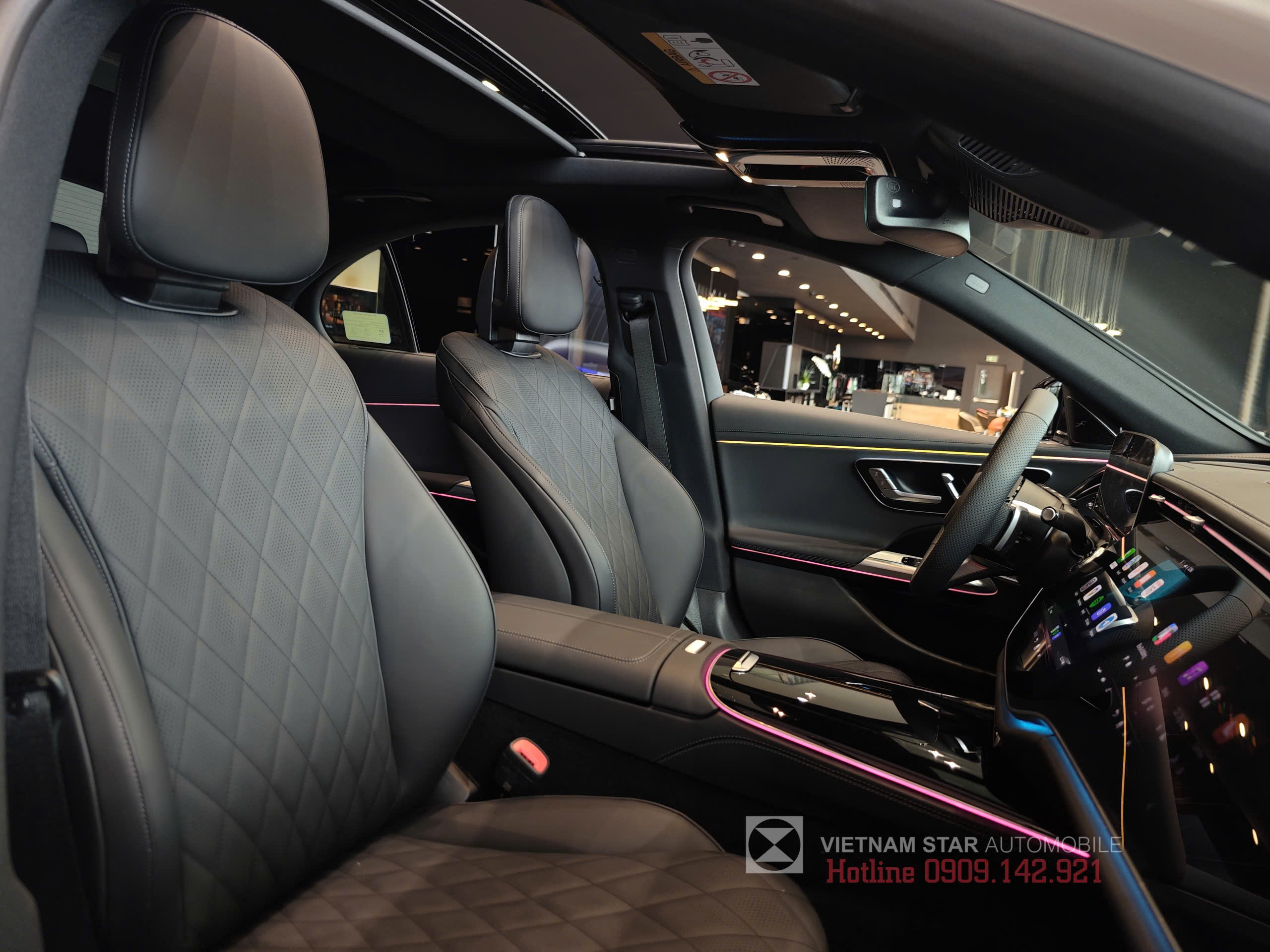 ghế bọc da Nappa cao cấp màu nâu với các đường chỉ may tinh tế trong mercedes e300 amg 2025