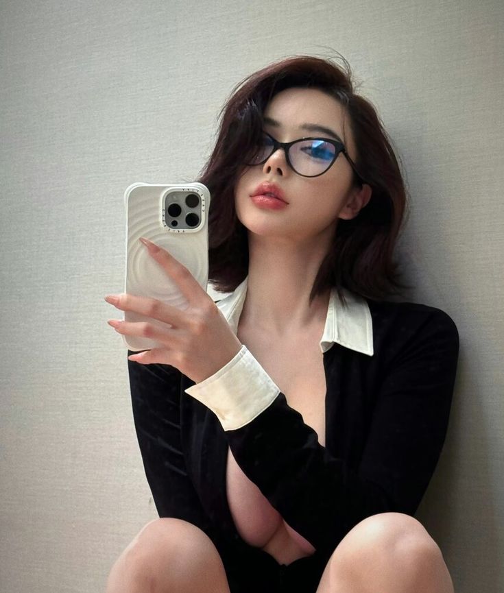 Vẻ đẹp duyên dáng trong ảnh gái xinh đeo kính khiến ai cũng ngẩn ngơ