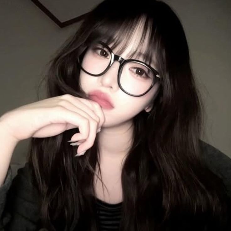 Vẻ đẹp ngọt ngào của ảnh gái xinh đeo kính cute khiến tim xao động