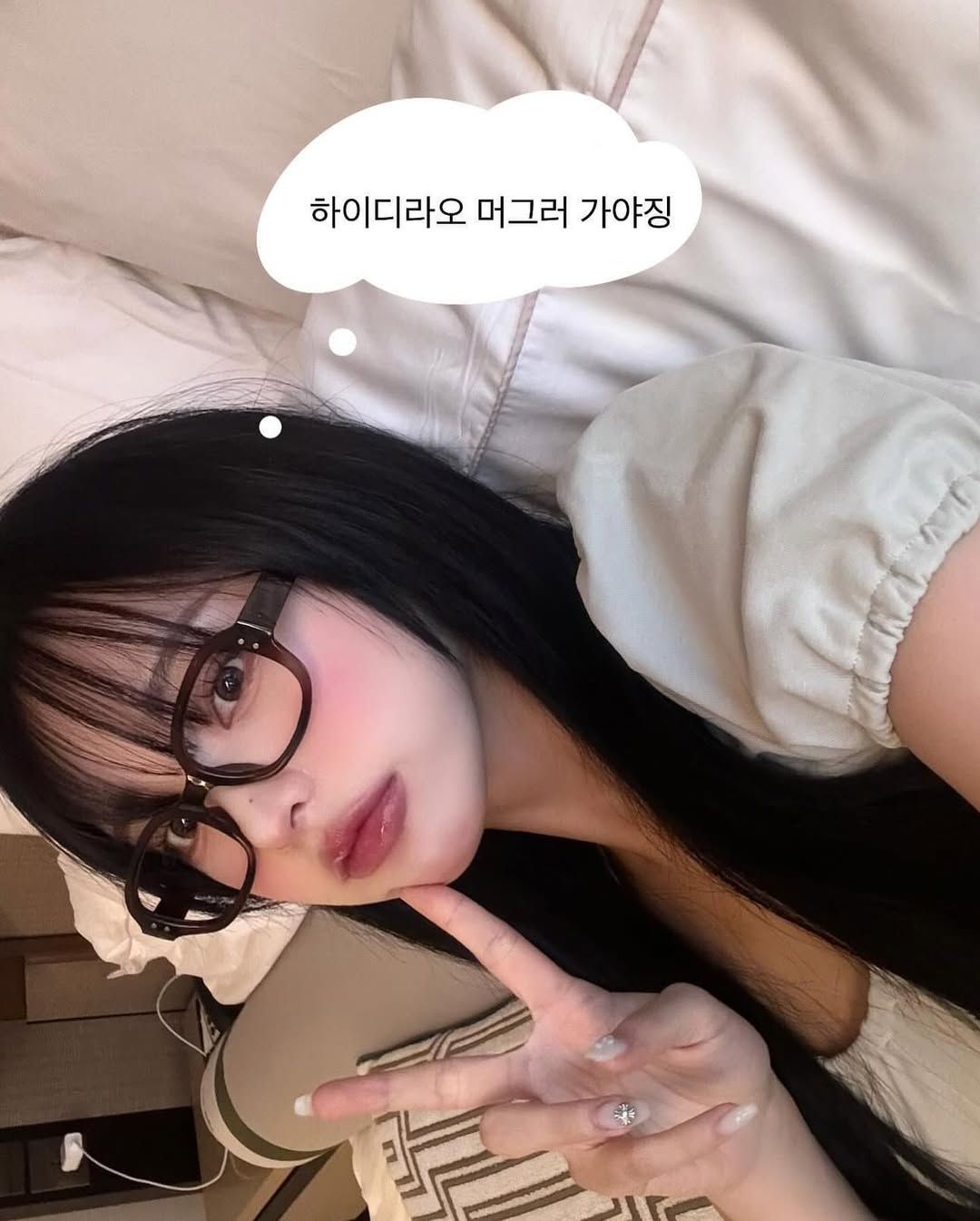 Nụ cười tươi tắn trong ảnh gái xinh đeo kính cute khiến ai cũng nhớ mãi