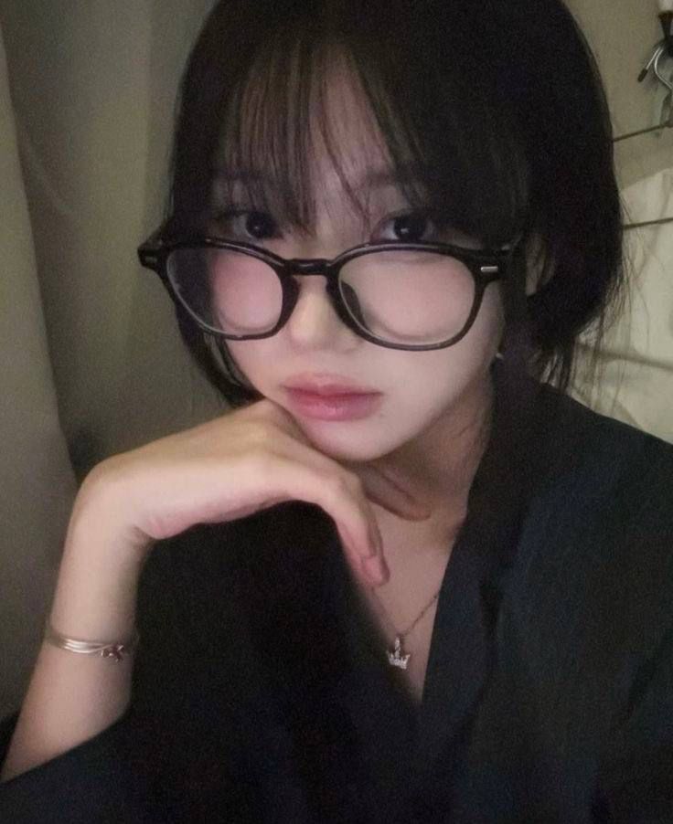 Thần thái nhẹ nhàng trong ảnh gái xinh đeo kính khiến người xem xao xuyến