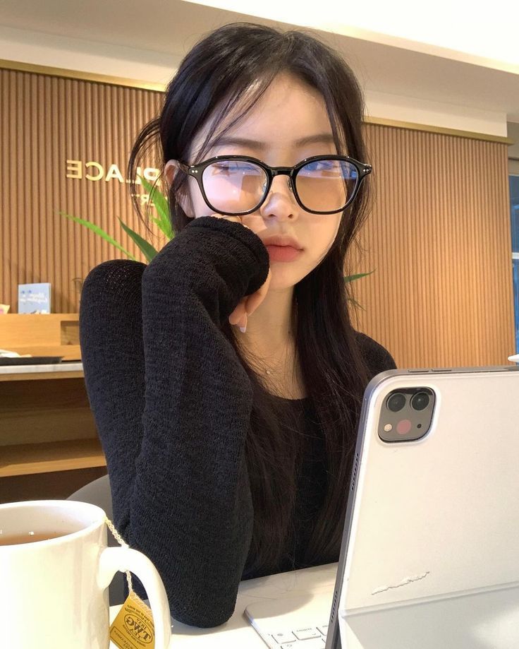 Vẻ đẹp ngọt ngào và trí tuệ cùng hòa quyện trong ảnh gái xinh đeo kính