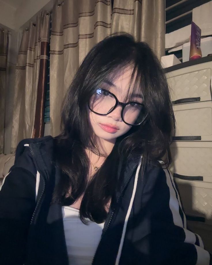 Ảnh gái đeo kính khoe sự dịu dàng thanh thoát trong từng khung hình