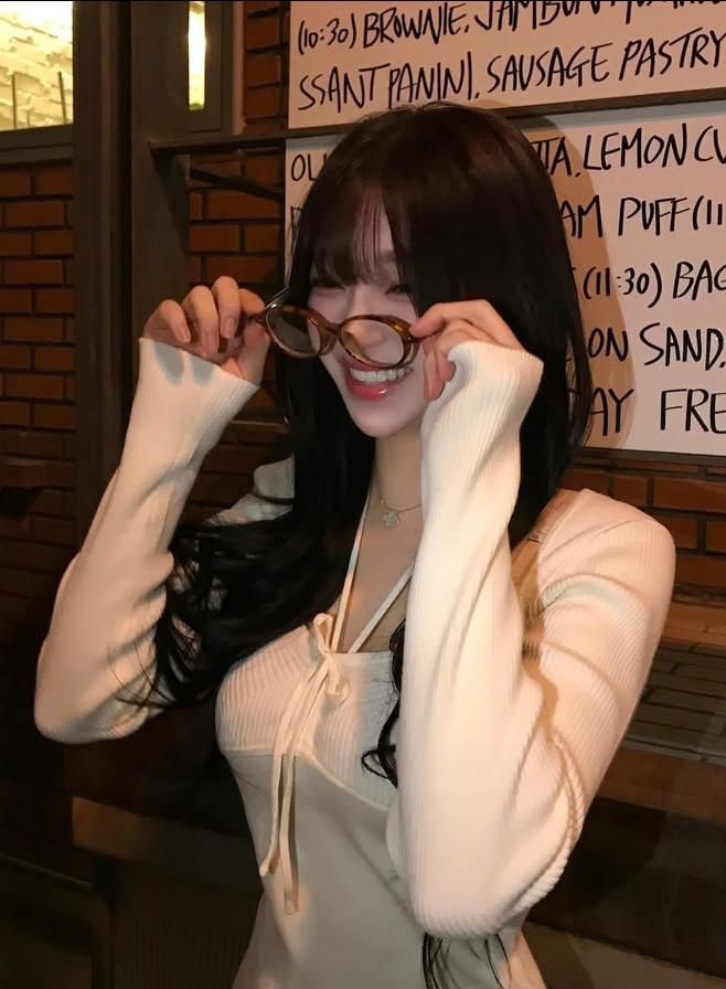 Ảnh gái xinh đeo kính che mặt vẫn toát lên sự cuốn hút riêng biệt