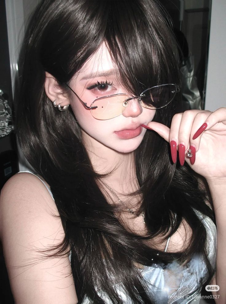 Ảnh gái xinh đeo mắt kính ngầu khoe cá tính mạnh mẽ và khác biệt