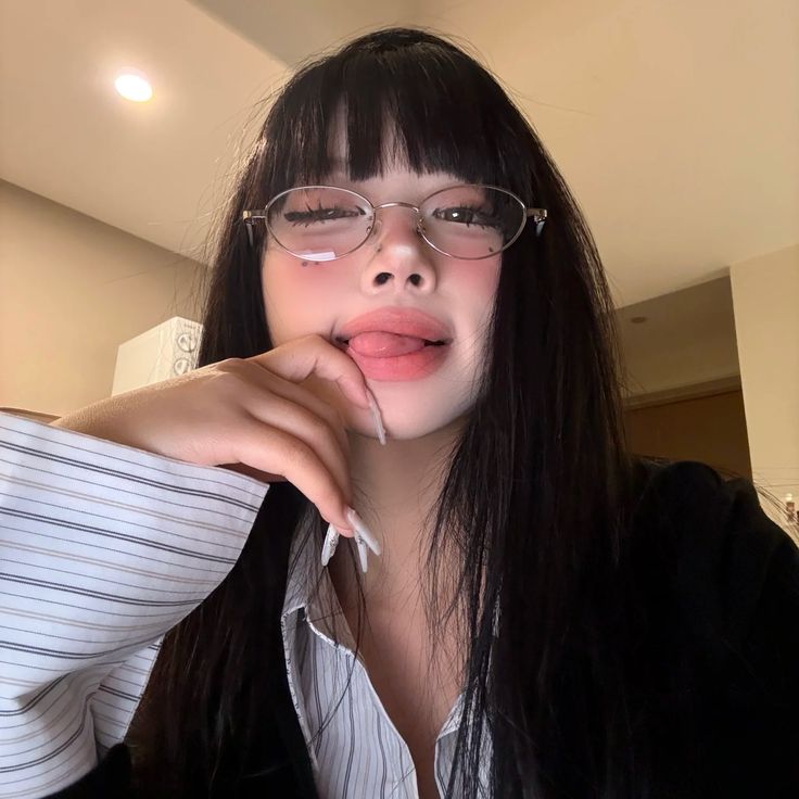 Ảnh gái xinh đeo kính cute với ánh mắt trong trẻo đầy cuốn hút