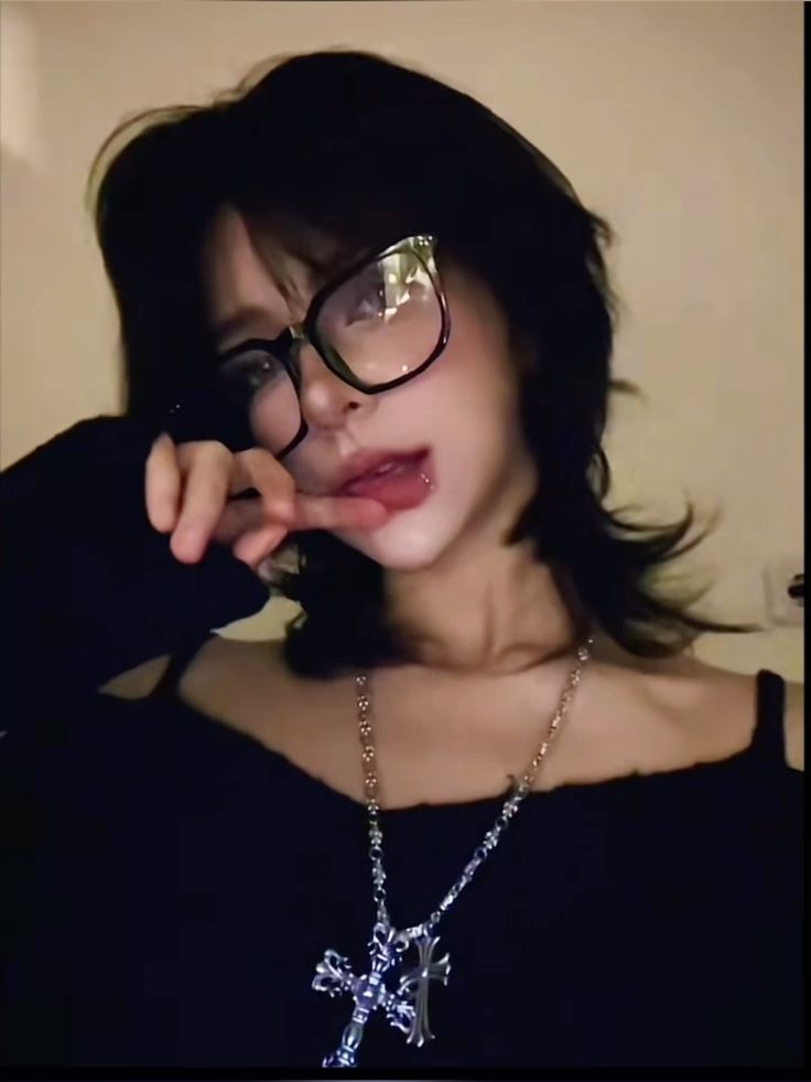 Thần thái quyến rũ trong ảnh gái xinh đeo kính làm khung hình sống động