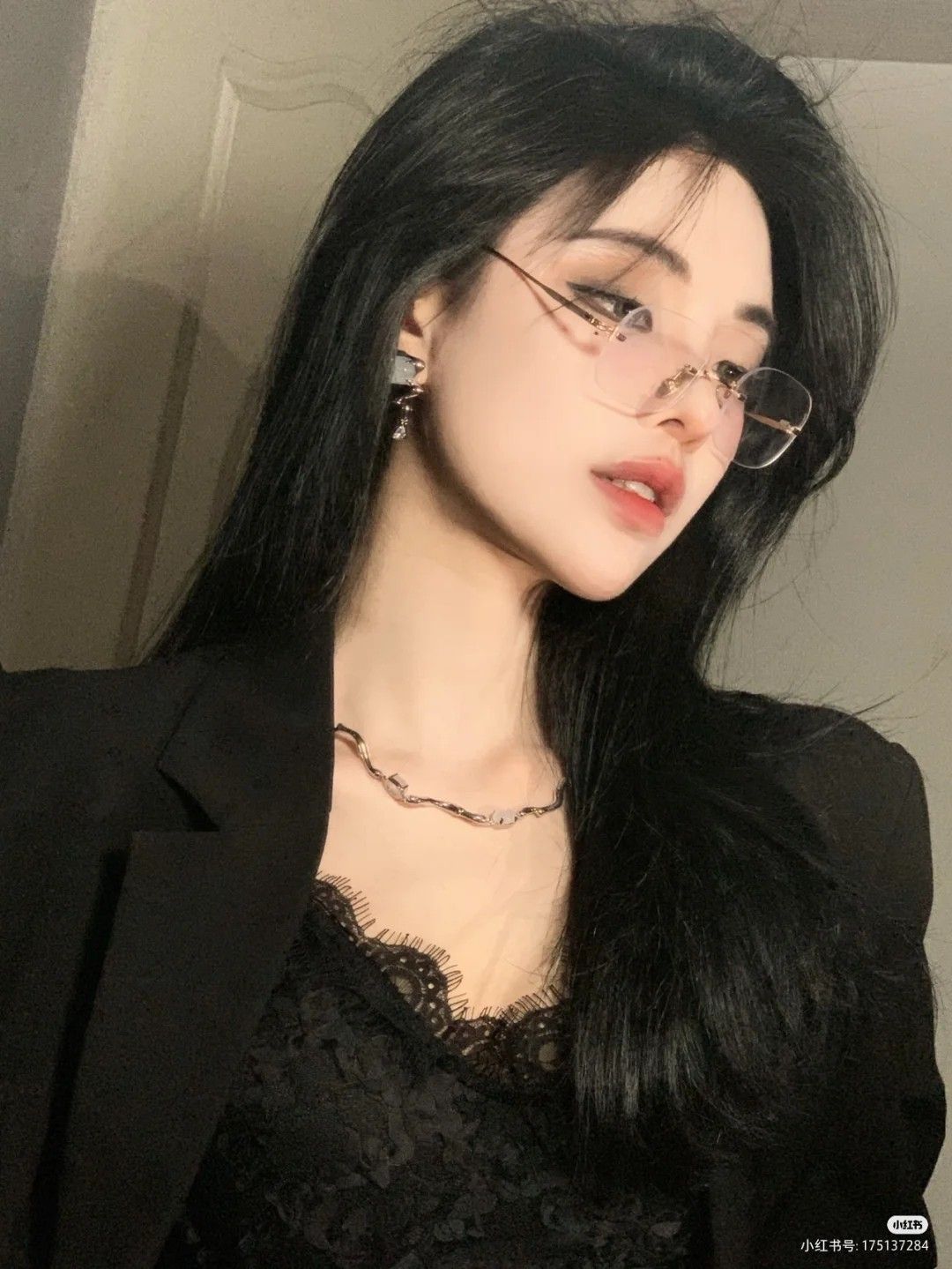 Vẻ đẹp cá tính trong ảnh gái xinh đeo mắt kính ngầu khiến ai cũng chú ý