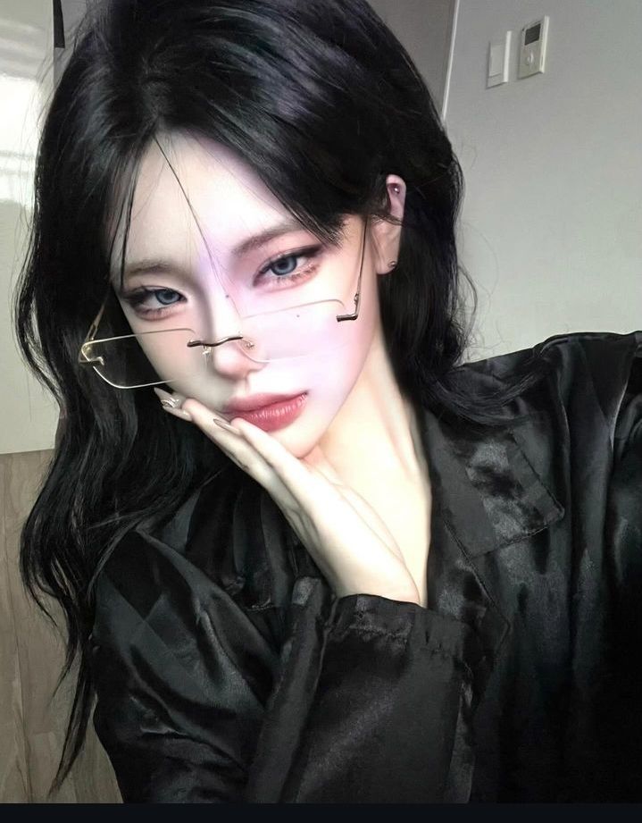 Vẻ đẹp trí tuệ của ảnh gái xinh đeo kính luôn nổi bật trong đám đông