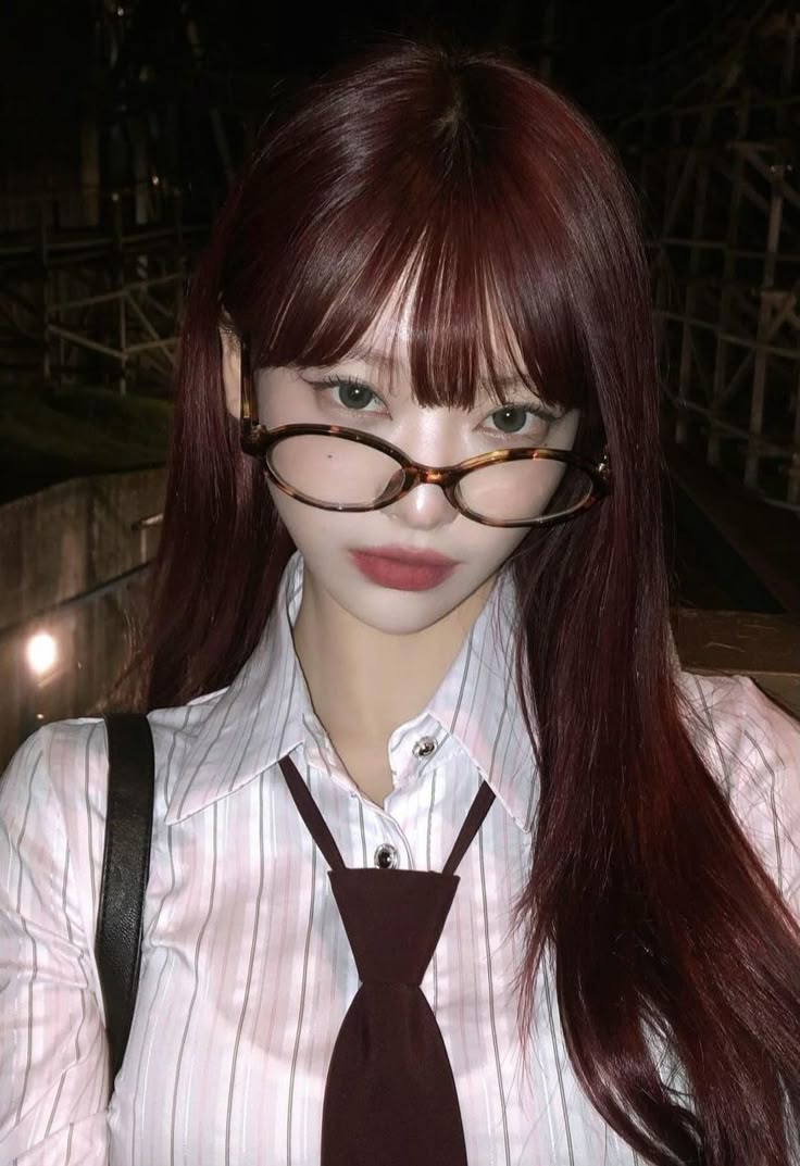 Ảnh cô gái cute đeo kính Anime gợi cảm giác dễ thương và cá tính