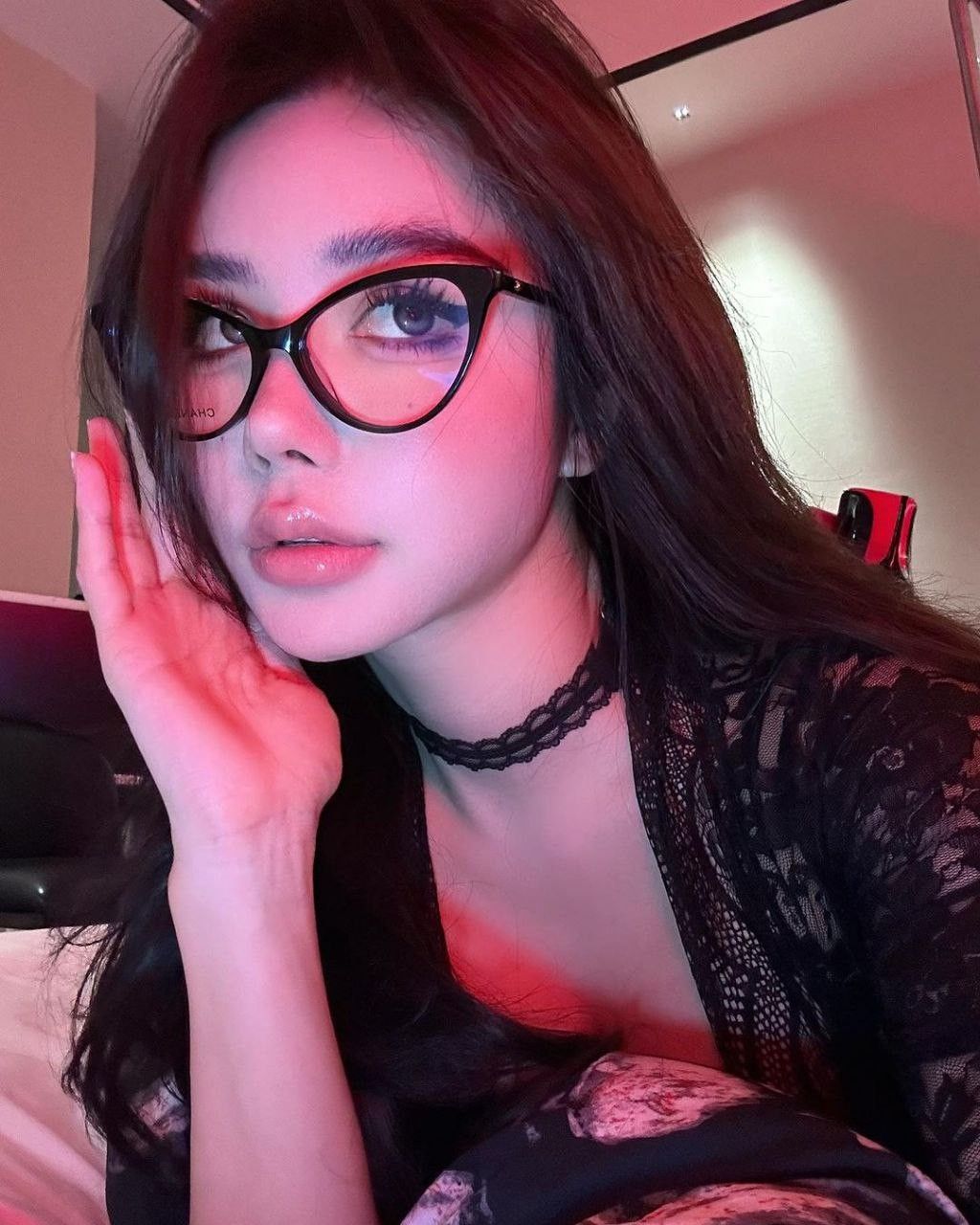 Ảnh cô gái cute đeo kính Anime gợi lên sự đáng yêu trong sáng