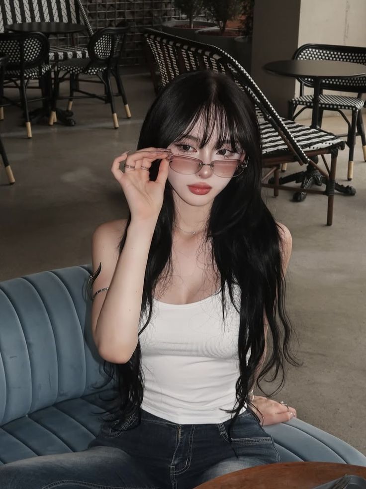 Ảnh gái xinh đeo kính che mặt vẫn toát lên thần thái quyến rũ cuốn hút