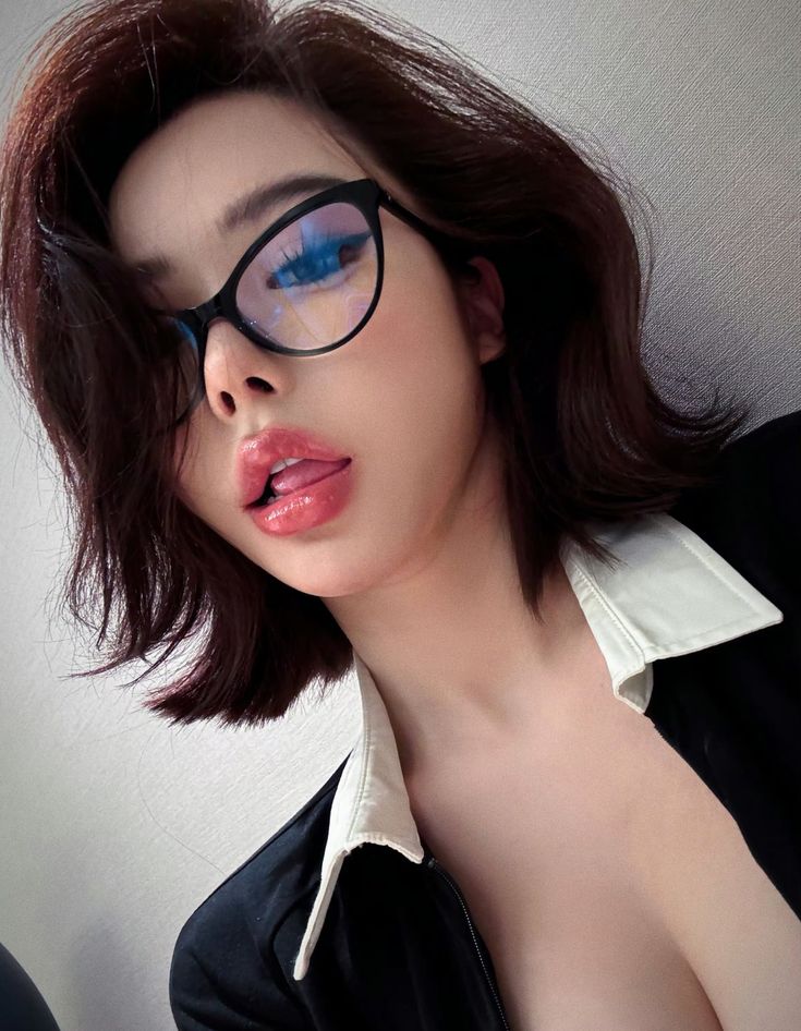 Ảnh gái xinh đeo mắt kính ngầu