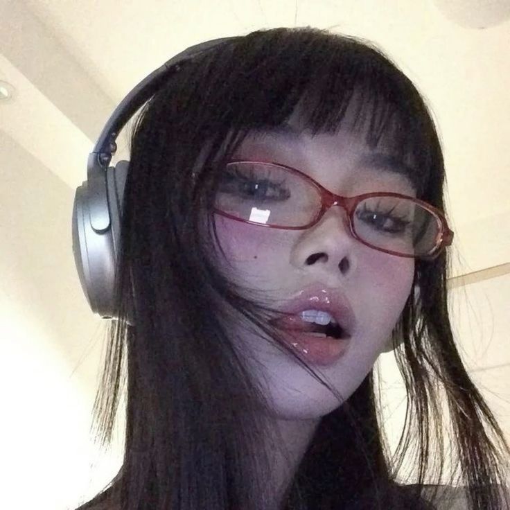 Nét đẹp cá tính trong ảnh gái xinh đeo mắt kính ngầu thật nổi bật