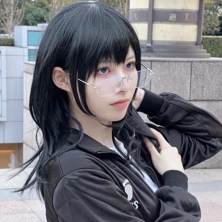 Nụ cười duyên dáng trong ảnh gái xinh đeo kính khiến tim người rung động