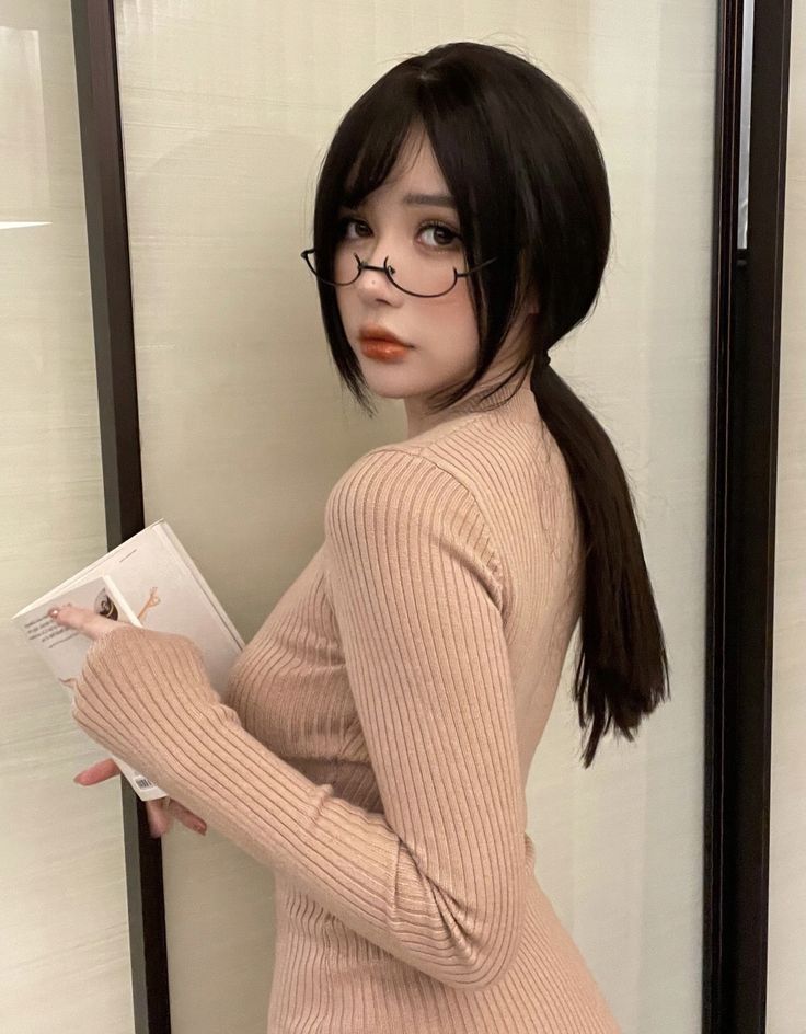 Ảnh gái xinh đeo kính ngầu thể hiện sự độc lập và phong thái mạnh mẽ