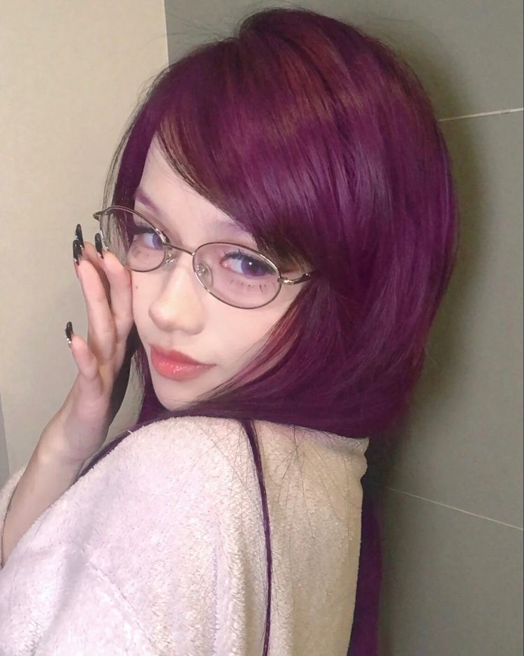 Ảnh gái xinh đeo kính thanh lịch khiến khung hình trở nên cuốn hút hơn