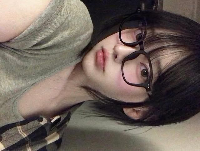 Nét đẹp rạng rỡ trong ảnh gái xinh đeo kính khiến ánh nhìn mê hoặc