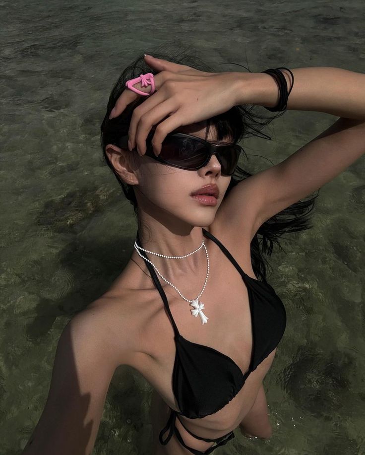 Nét duyên dáng trong ảnh gái xinh đeo kính làm tim người xao động