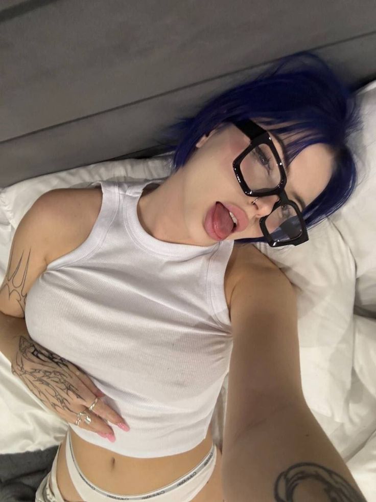 Sự tinh tế trong ảnh gái xinh đeo kính mang lại cảm giác thanh lịch