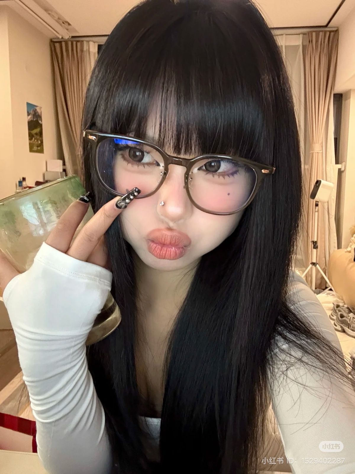 Thần thái sang trọng trong ảnh gái xinh đeo kính khiến ai cũng say mê