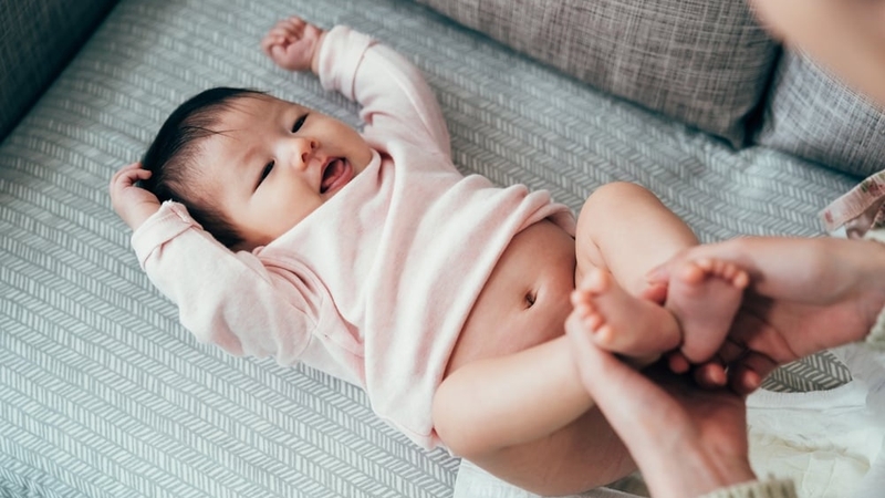 Mẹ nên vệ sinh sạch sẽ vùng kín cho bé gái hàng ngày