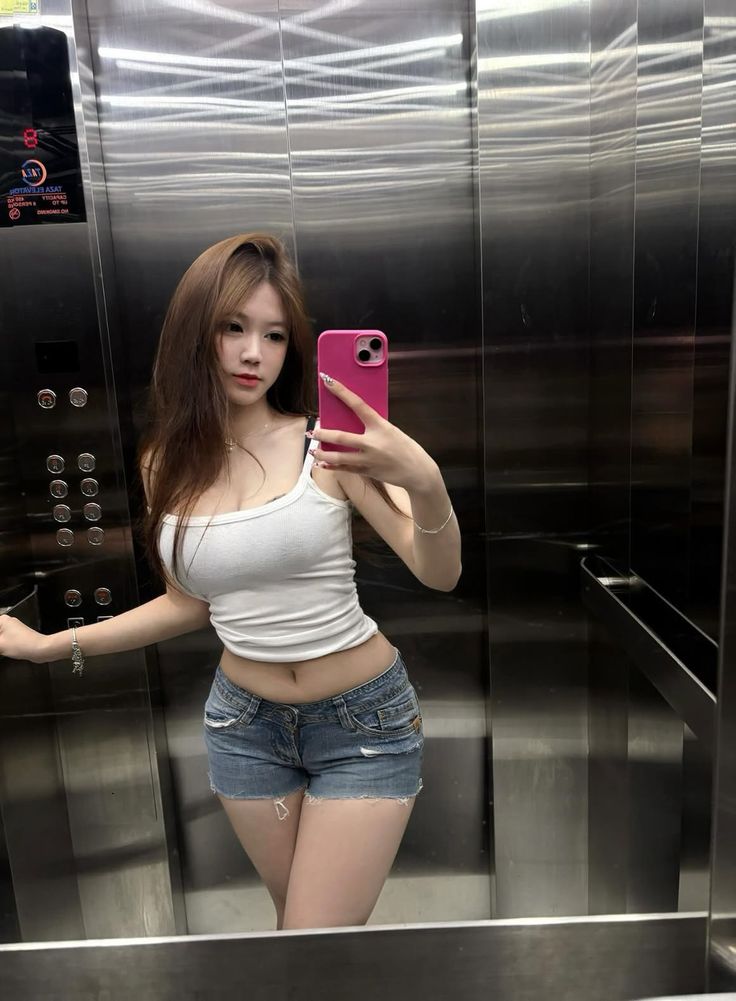 Ảnh gái xinh 2k5 rạng ngời tỏa sáng khiến người xem chẳng thể rời mắt