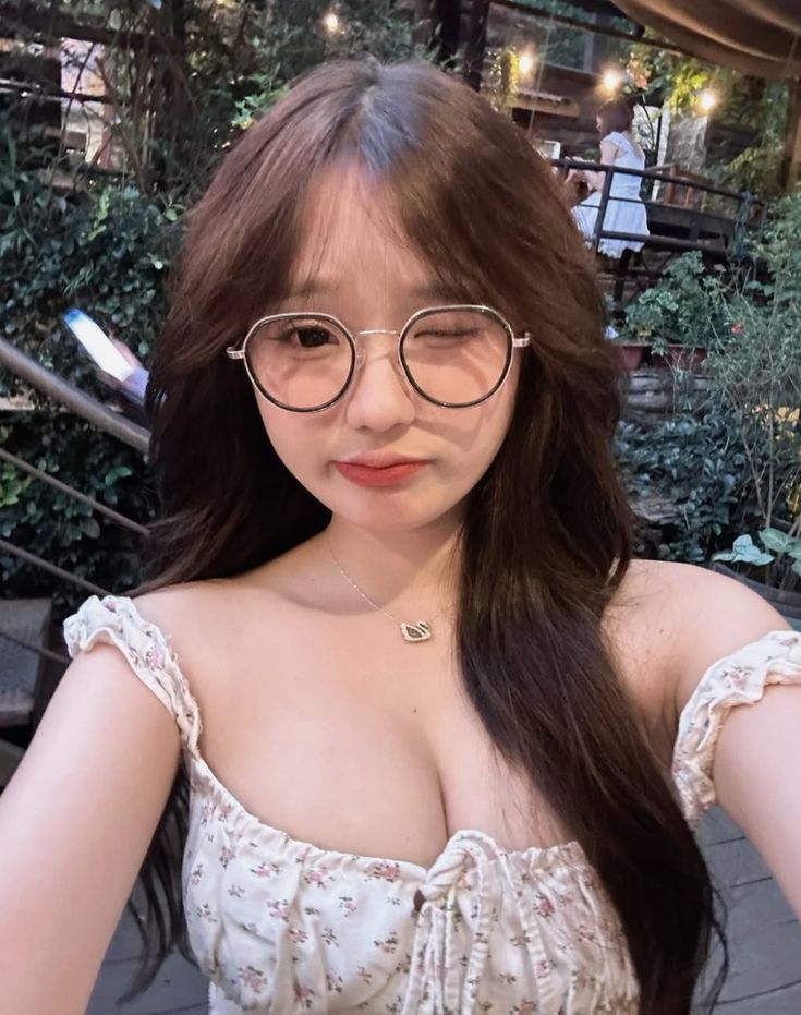 Ảnh gái xinh 2k5 rạng rỡ khiến khung hình thêm cuốn hút lung linh