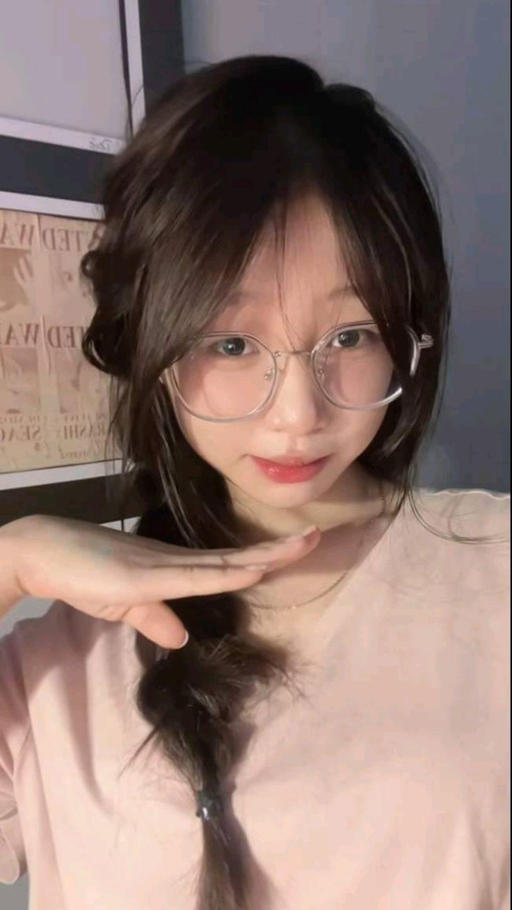 Vẻ đẹp trẻ trung duyên dáng trong ảnh gái xinh 2k5 thật nổi bật