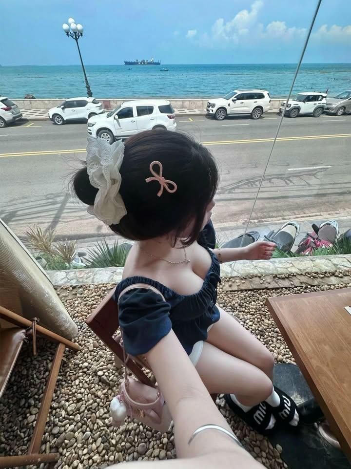 Ảnh gái xinh 2k7 dịu dàng toát lên phong thái nữ tính đầy cuốn hút