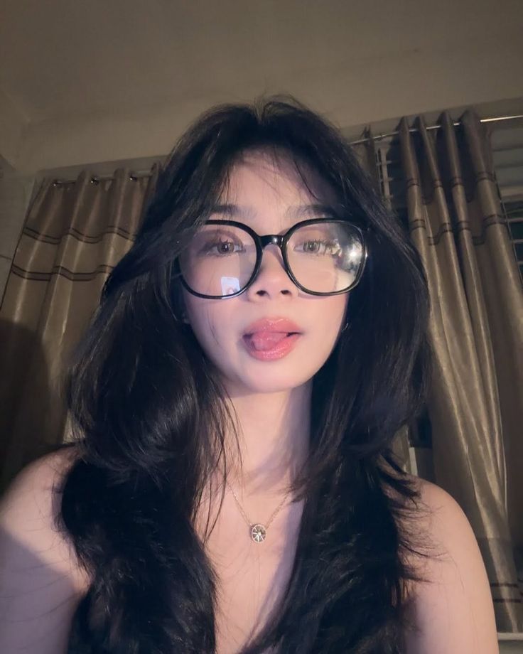 Ảnh gái xinh 2k7 tạo cảm giác tươi mới rạng rỡ qua từng ánh mắt