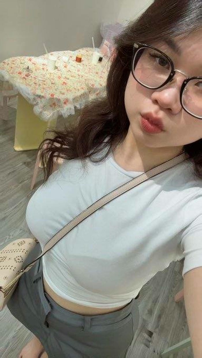 Ảnh gái xinh k9 đeo kính