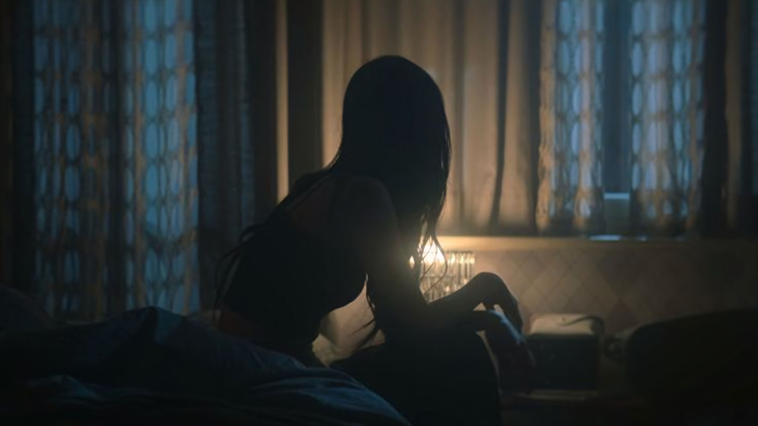 co gai ngoi tren giuong anh den mo suy nghi xa xam 2560px 1440px 2k