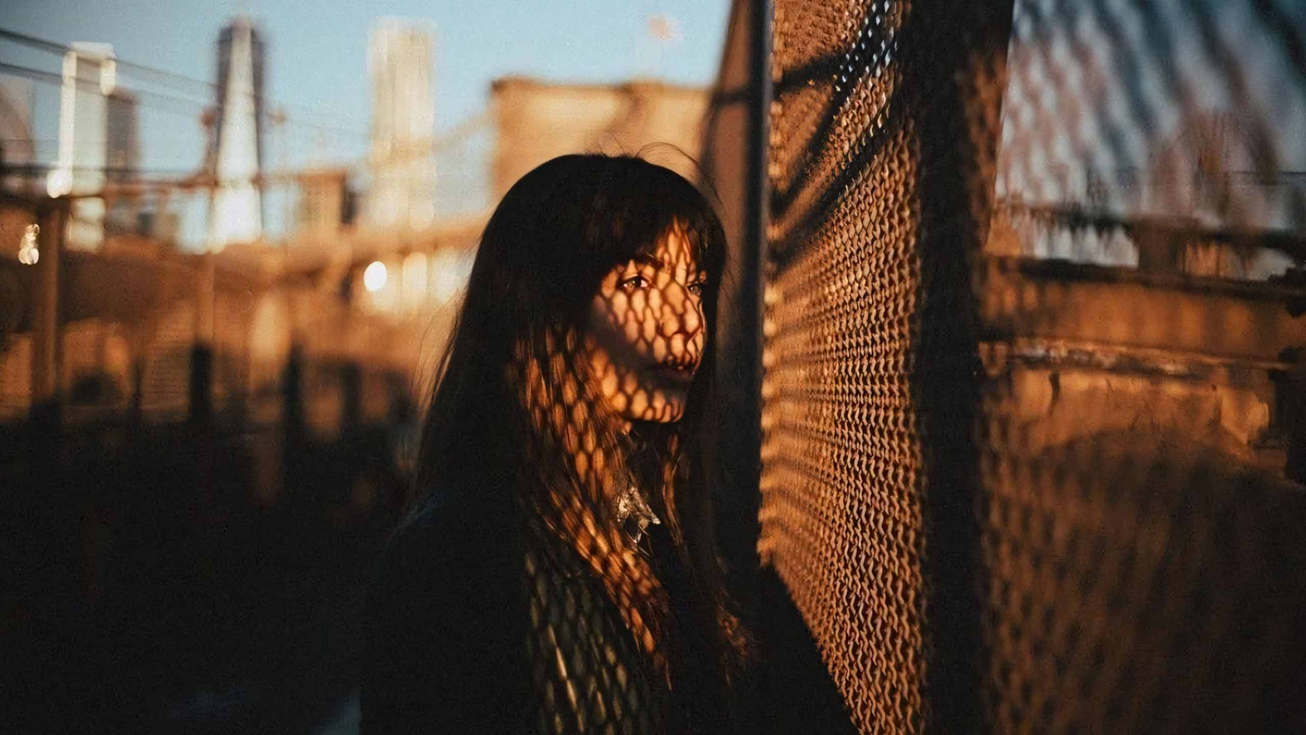 co gai sau hang rao sat bong chieu anh mat buon 2560px 1440px 2k