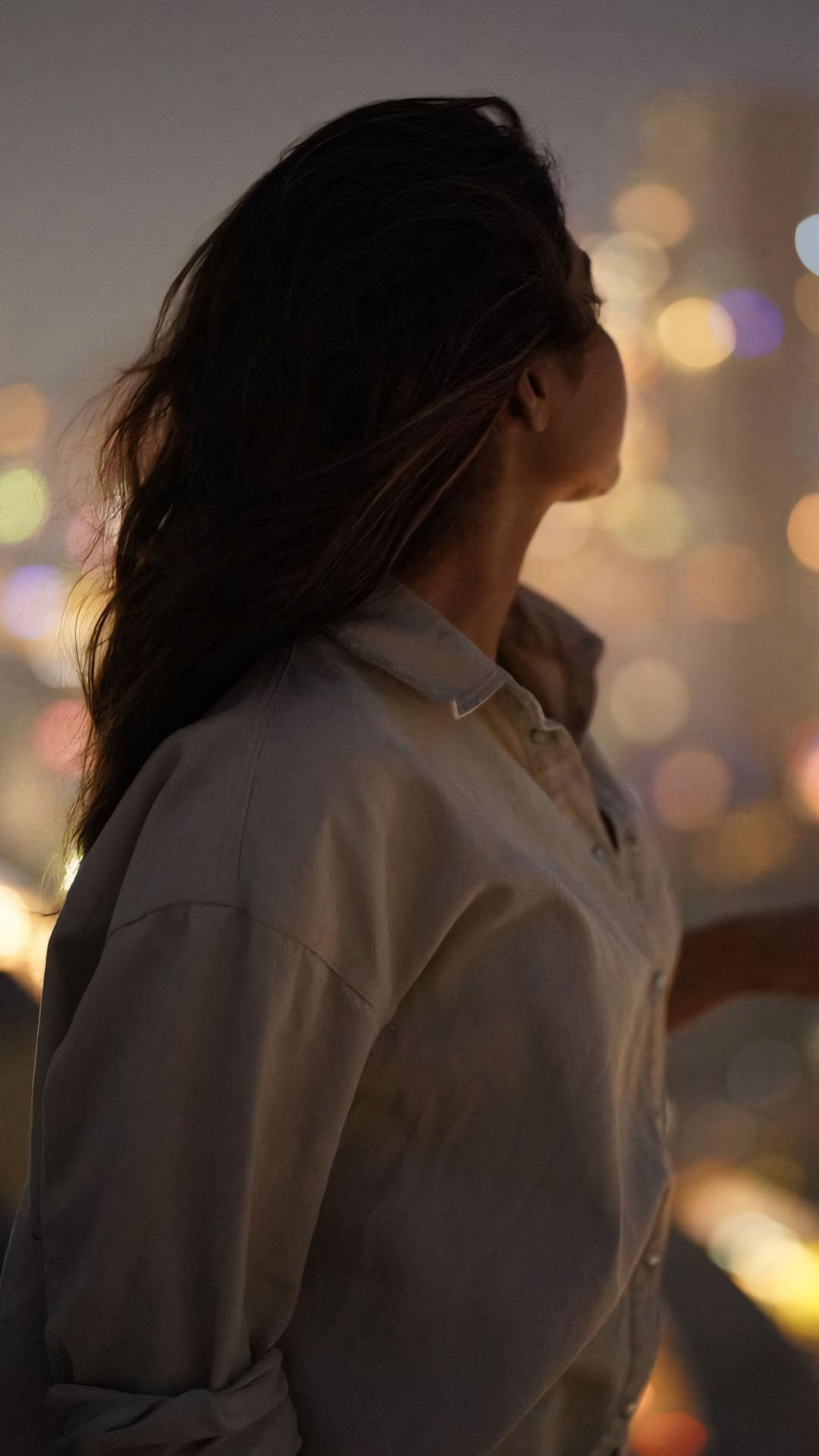 co gai ben anh den vang anh mat xa xam 1920px 1080px full hd