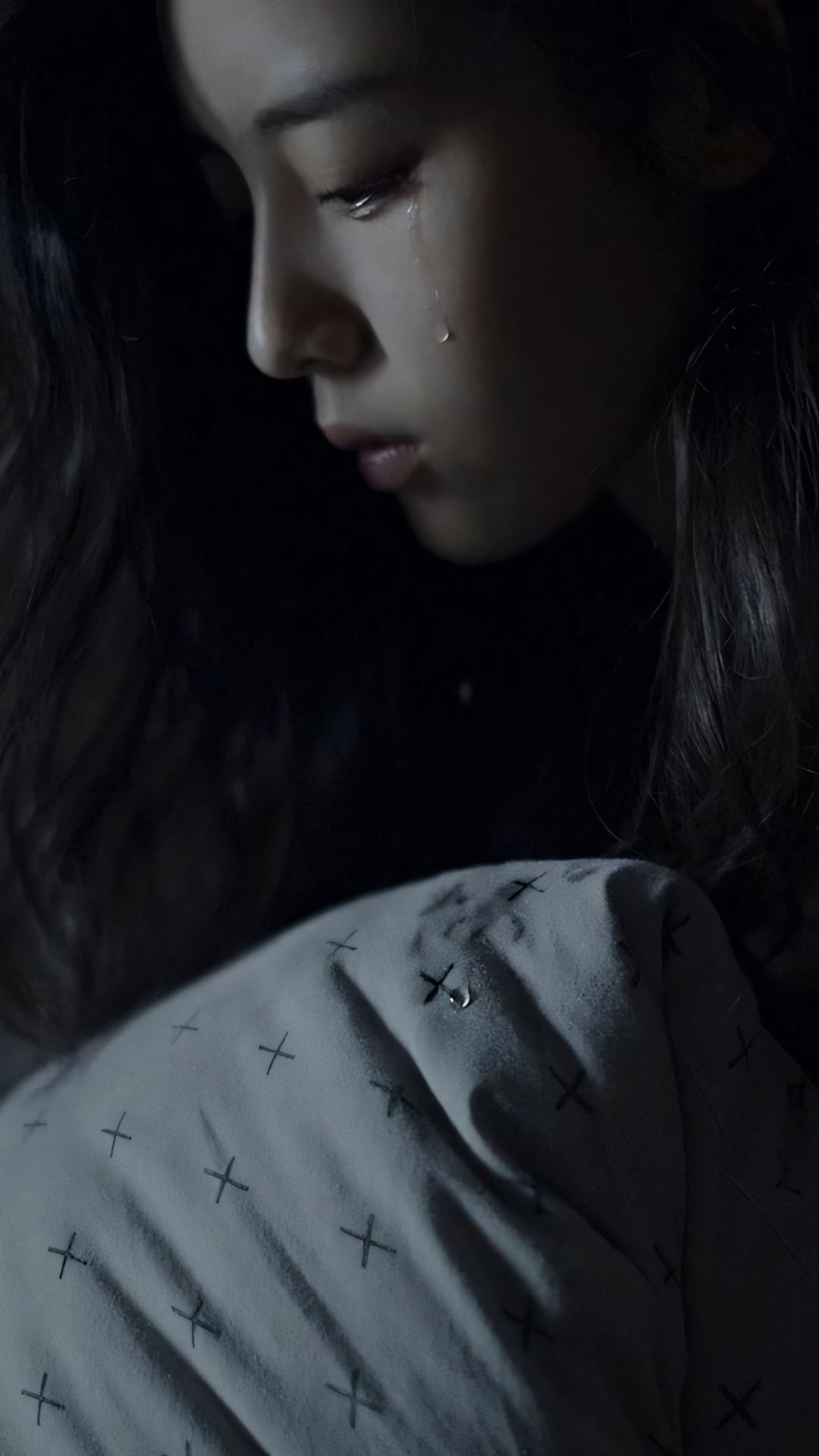 co gai om goi bong toi bao quanh long co doc 1920px 1080px full hd