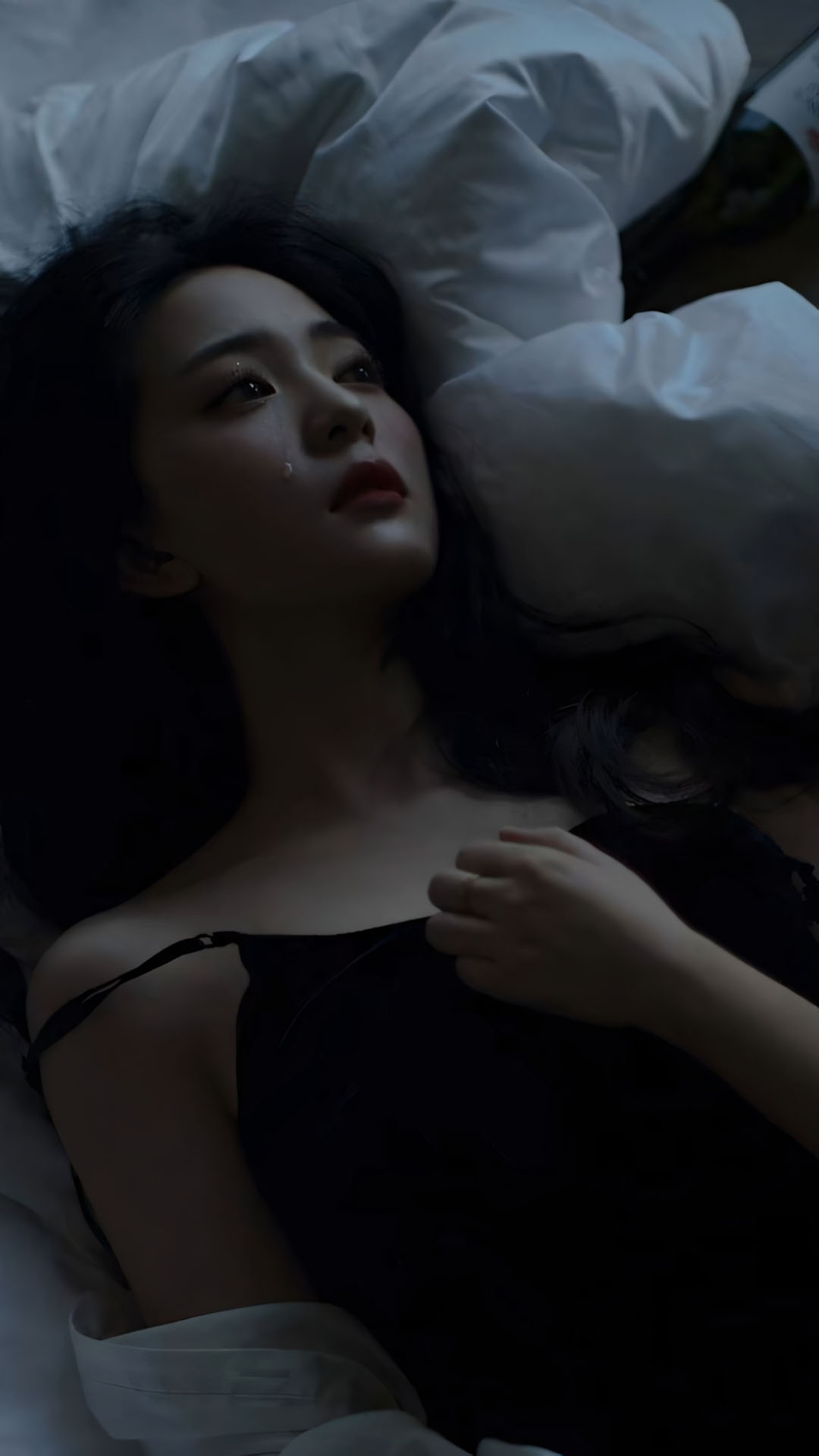 co gai nam tren giuong tay dat nguc anh mat trong rong 1920px 1080px full hd