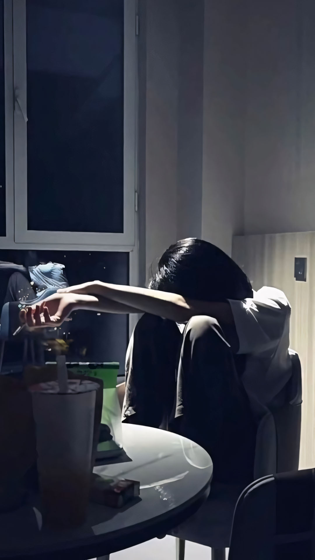 co gai guc ban can phong toi tam hon moi met 1920px 1080px full hd