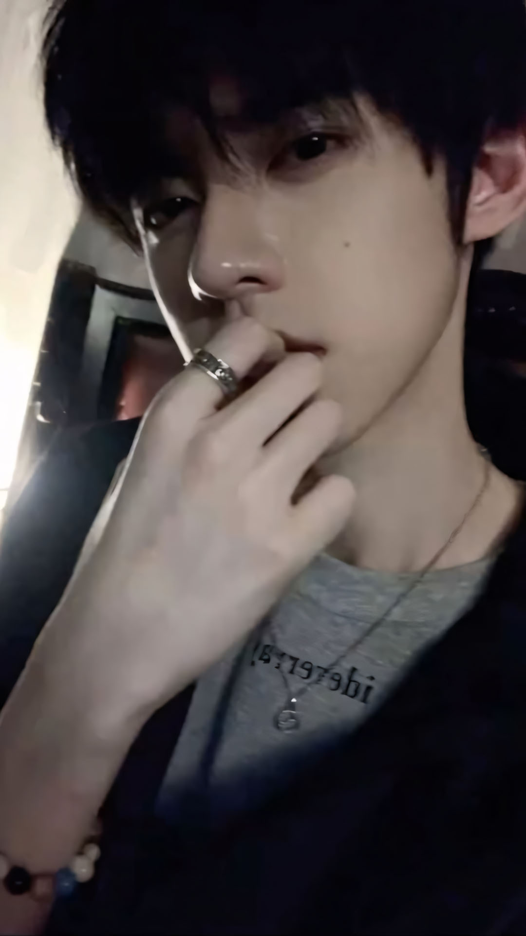 chang trai dua tay len moi anh mat u hoai 1920px 1080px full hd