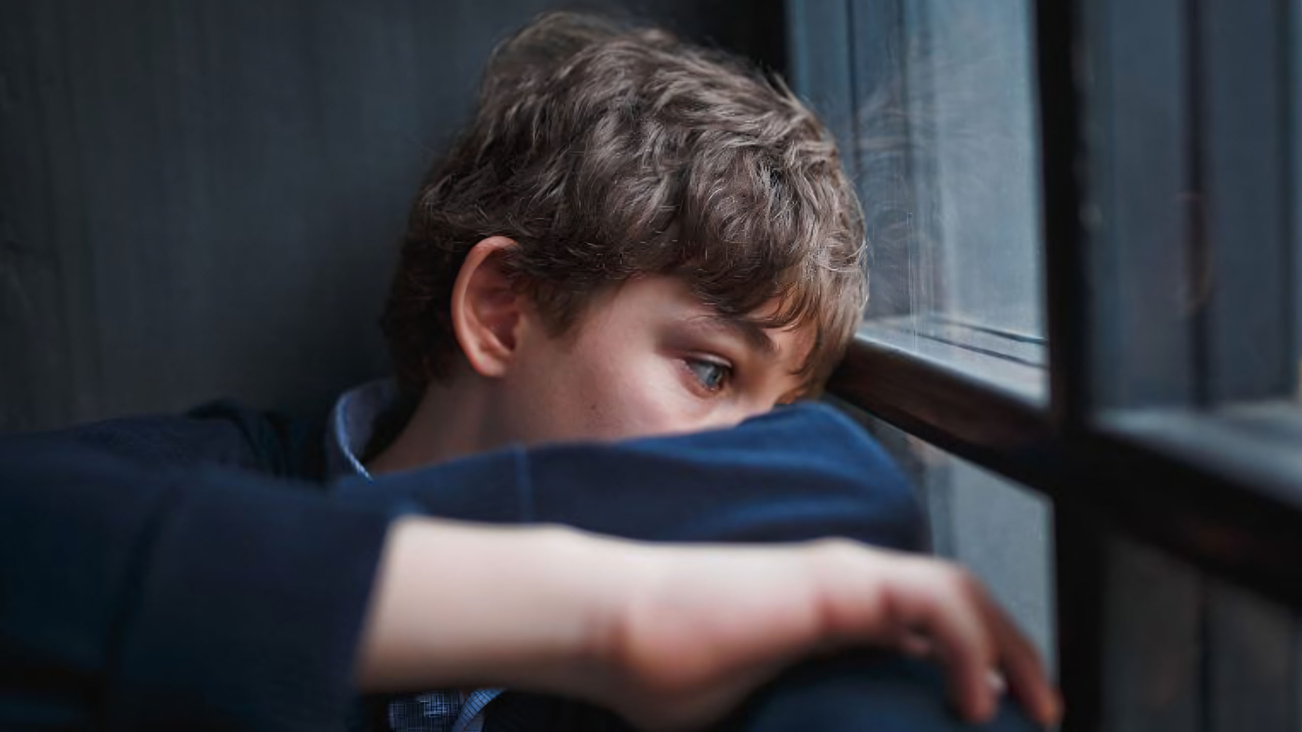 cau be om goi ngoi goc tuong anh mat buon xa 2560px 1440px 2k