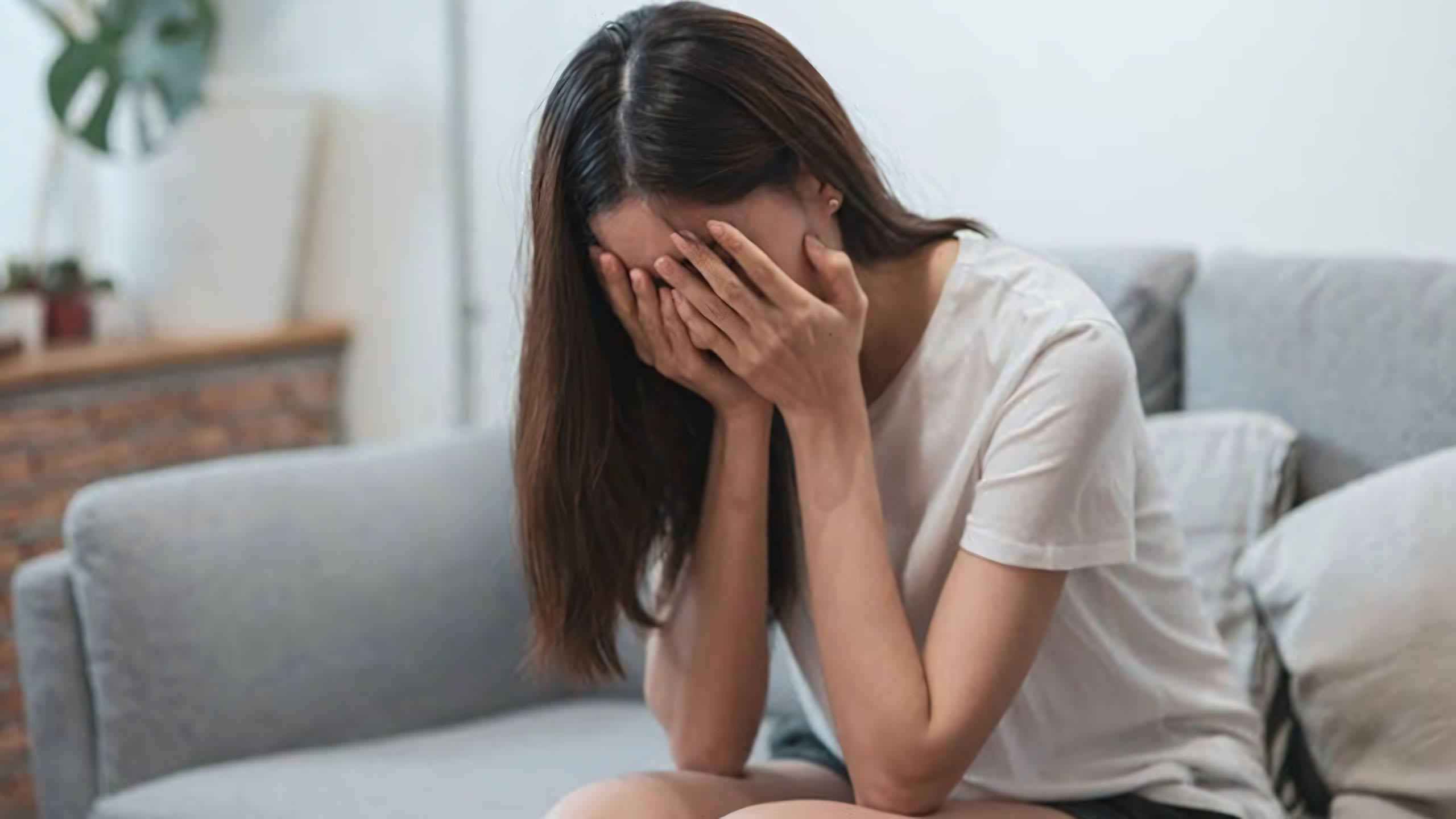 co gai tren sofa che mat noi dau nghen lai 2560px 1440px 2k