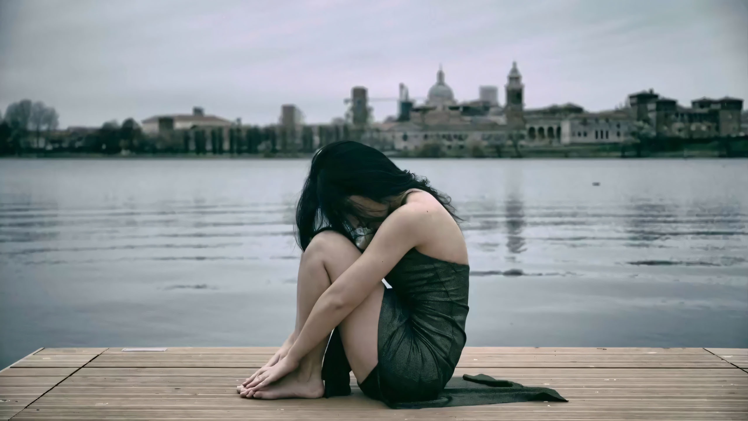 co gai ngoi om goi ben ho long co don 2560px 1440px 2k