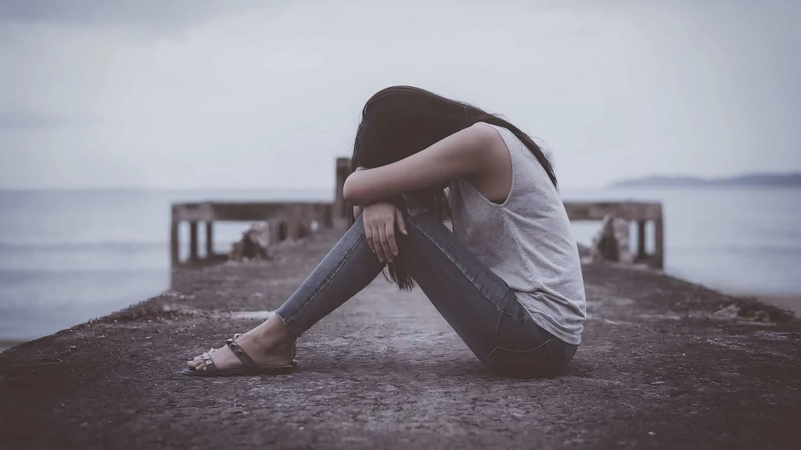 co gai ngoi ben go dau cui lang im 2560px 1440px 2k