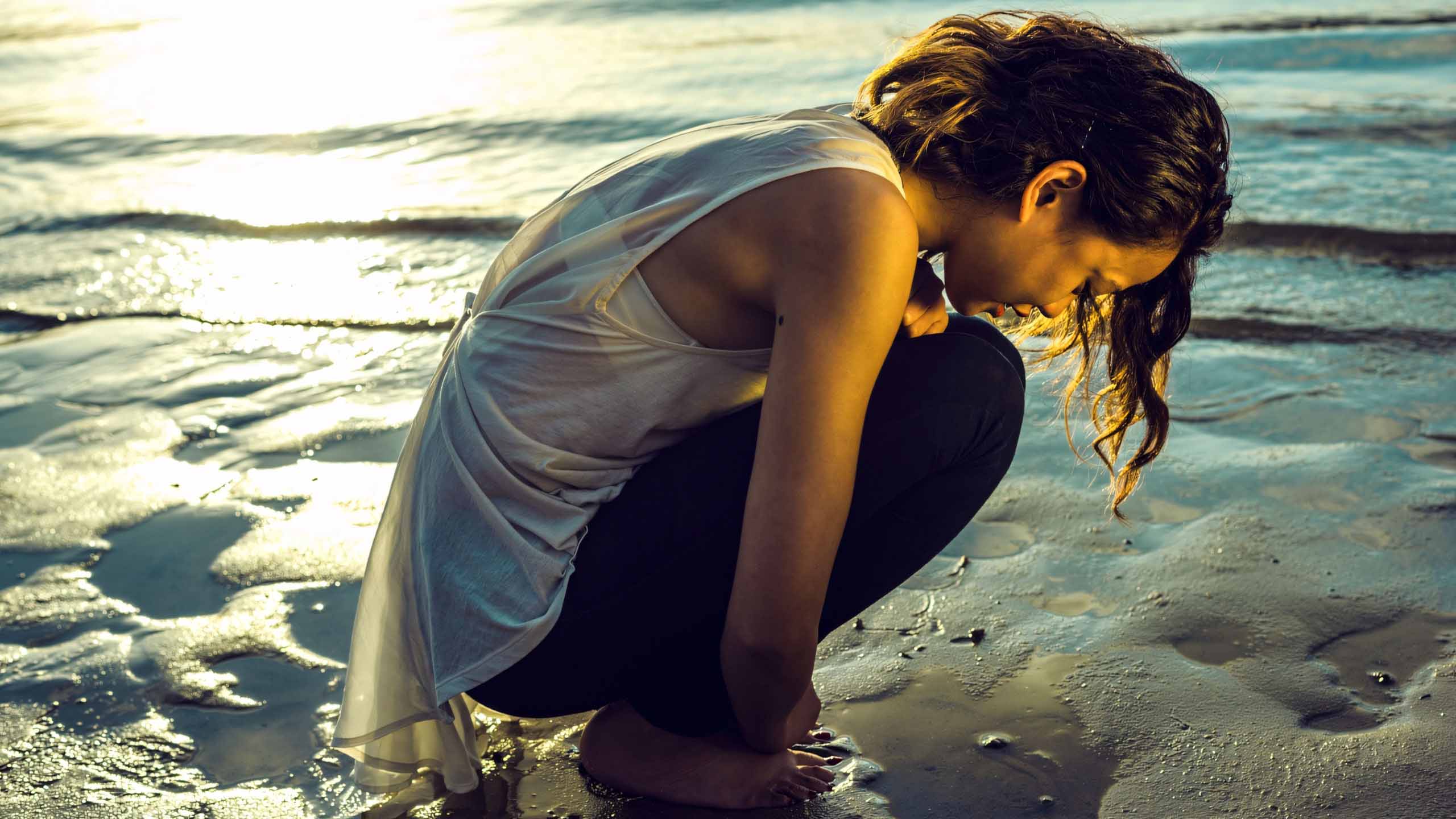 co gai cui dau ben nuoc anh vang chieu long triu nang 2560px 1440px 2k