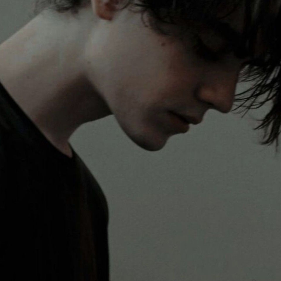 Chang trai cui mat bong toi phu noi buon khac khoai 960px 960px avatar