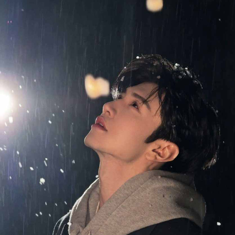 Chang trai nhin troi mua anh mat khac khoai 960px 960px avatar