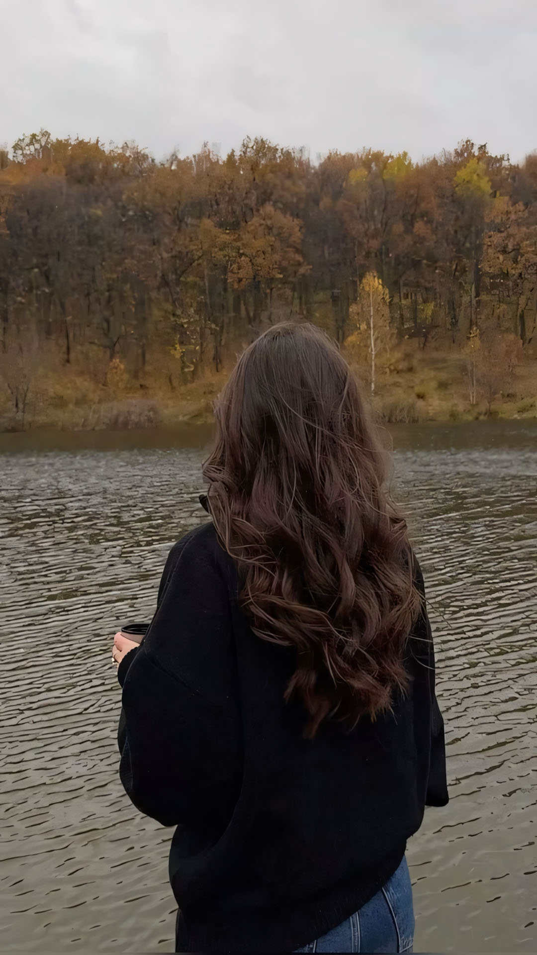 co gai quay lung ben ho thu yen binh lang le 1920px 1080px full hd